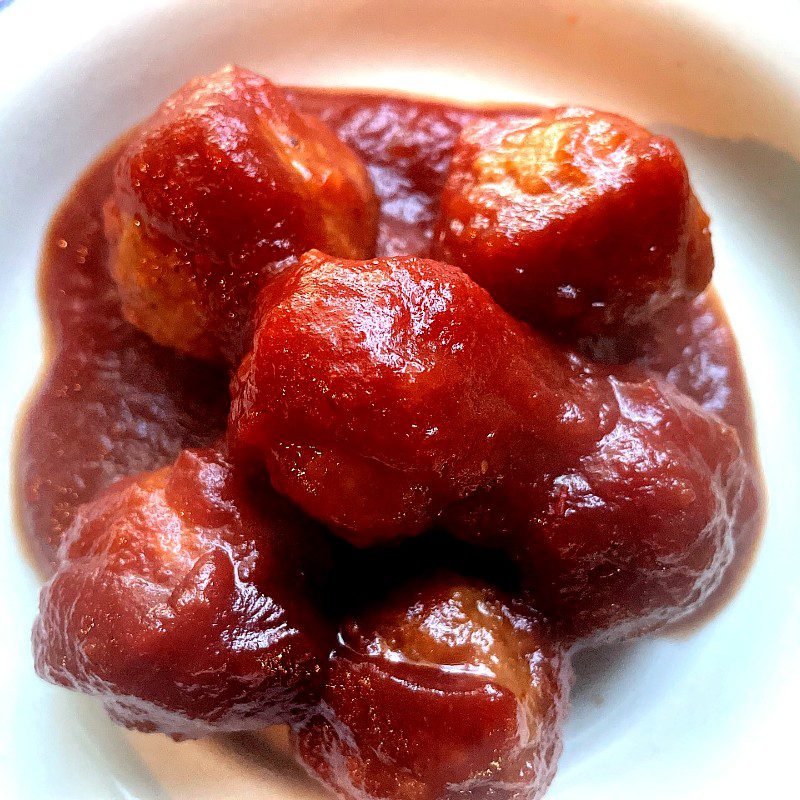 Meatballs in cranberry chili sauce